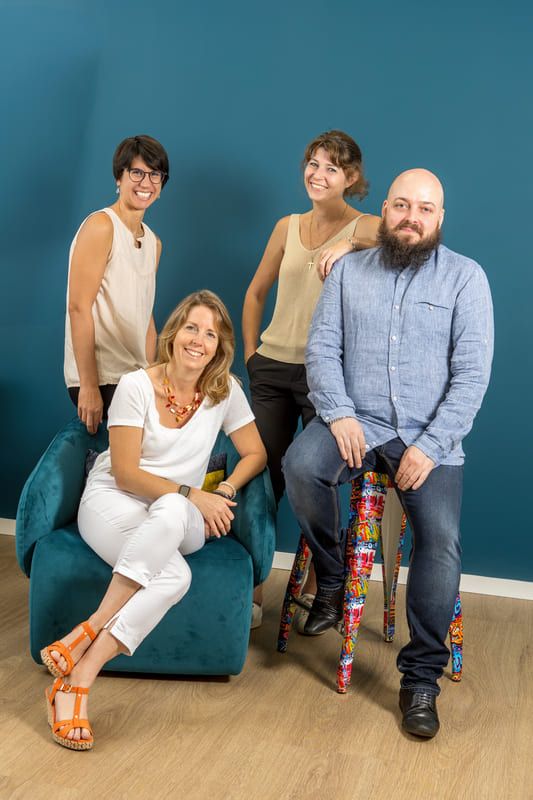 Estelle Gatine, la dirigeante de D-Risk Solutions, entourée de son équipe. Crédit photo : Eric Traversié.