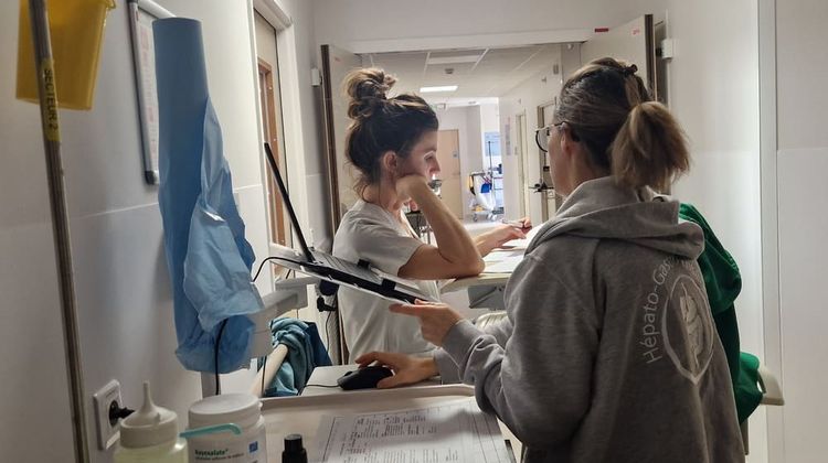 Deux soignantes du Centre hospitalier de Pau.