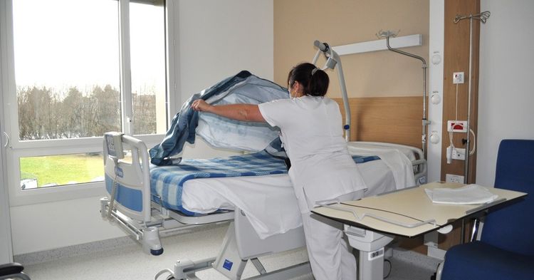 Une soignante de l'hôpital de Pau refait une chambre.