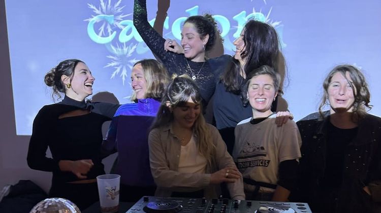 Le collectif de DJ paloise Mefiat.