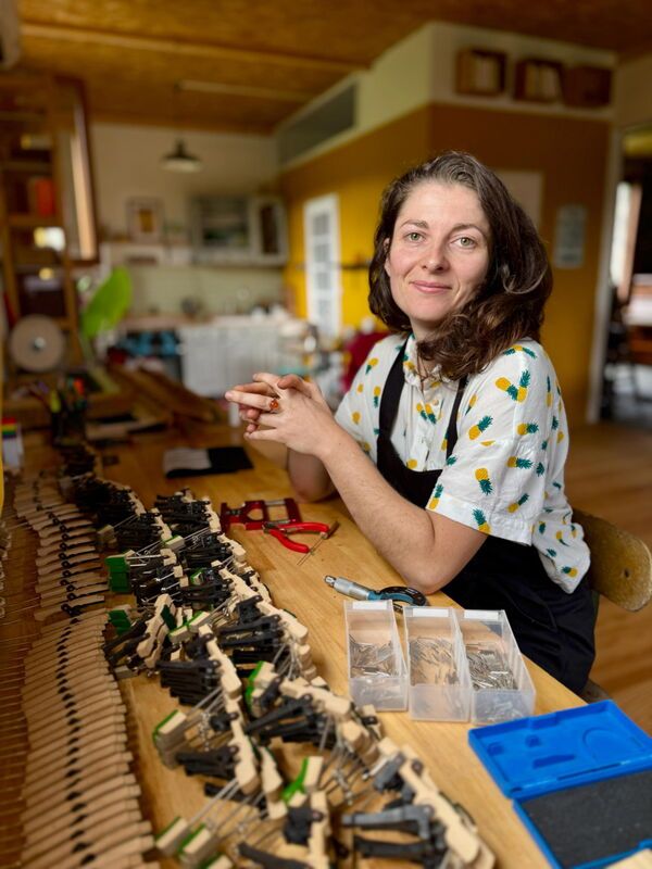 Perrine Garin est un artisan d'art, elle répare et accorde des pianos pour les particuliers depuis le village de Lacommande.