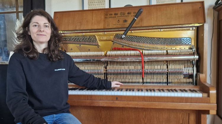 Perrine Garin est un artisan d'art, elle répare et accorde des pianos pour les particuliers depuis le village de Lacommande.
