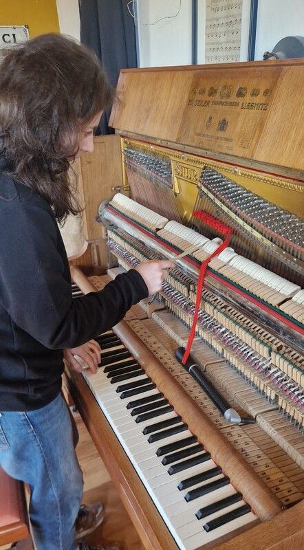 Perrine Garin est un artisan d'art, elle répare et accorde des pianos pour les particuliers depuis le village de Lacommande.
