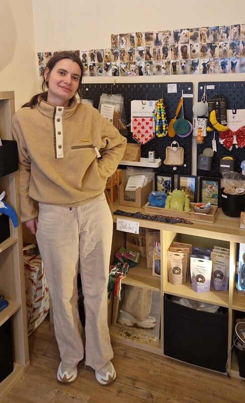 Lucie Schuffler, la gérante de la boutique Canhot & Pau, le seul pet shop de Pau.