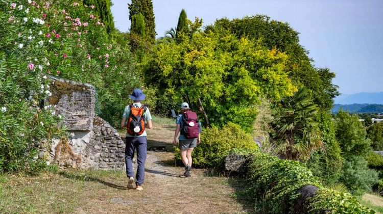 Des marcheurs sur les remparts de Lescar, sur le chemin de Saint-Jacques de Compostelle. Crédit photo : AFCC-JJ Gelbart