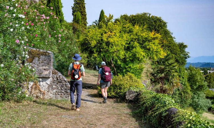 Des marcheurs sur les remparts de Lescar, sur le chemin de Saint-Jacques de Compostelle. Crédit photo : AFCC-JJ Gelbart