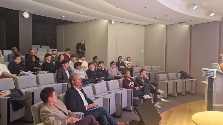 La réunion publique pour la présentation du réseau des Jeunes Ambassadeurs du Béarn, à la CCI Pau Béarn.