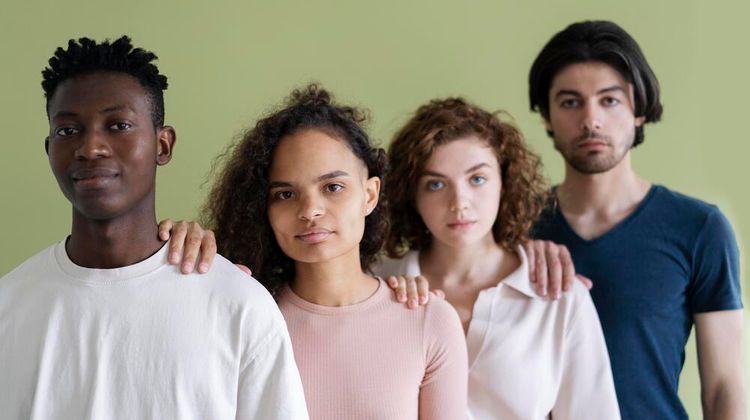 Image de solidarité et de lutte contre les discriminations. Crédit photo : Freepik.
