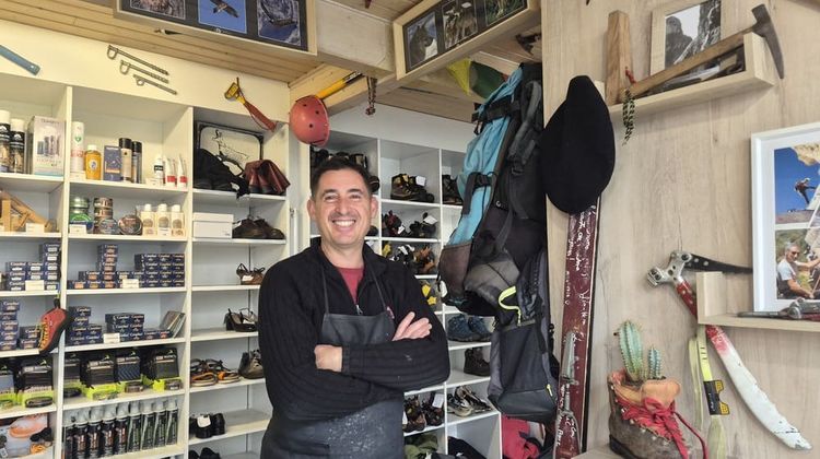 Stéphane Tintenier, le gérant de l'atelier de cordonnerie Les Artisans de la Montagne, à Pau.