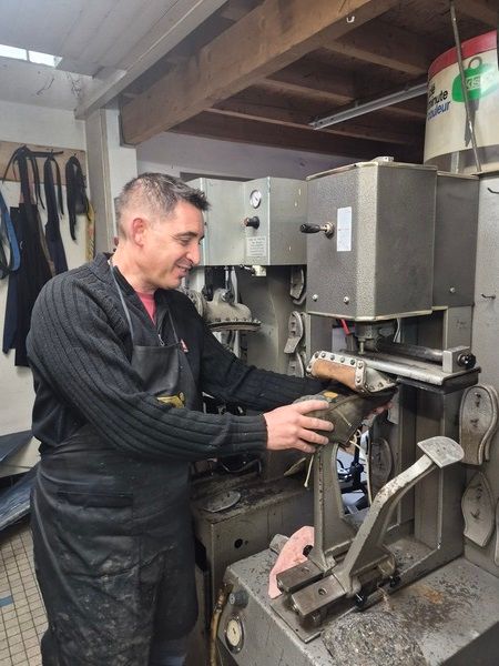 Stéphane Tintenier, le gérant de l'atelier de cordonnerie Les Artisans de la Montagne, à Pau.