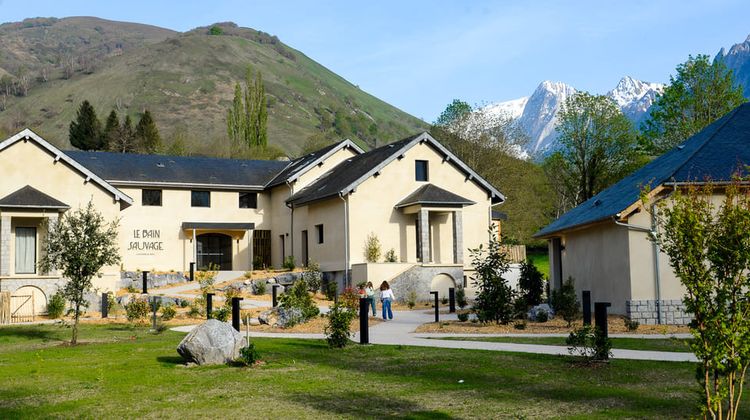 Le Bain Sauvage réunit des logements à l'année, des logements dédiés aux saisonniers, des appartements et un gîte pour accueillir les touristes.
