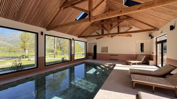 Le Bain Sauvage dispose d'un espace bien-être, composé d'une piscine intérieur, d'un sauna et d'une petite salle de sport.