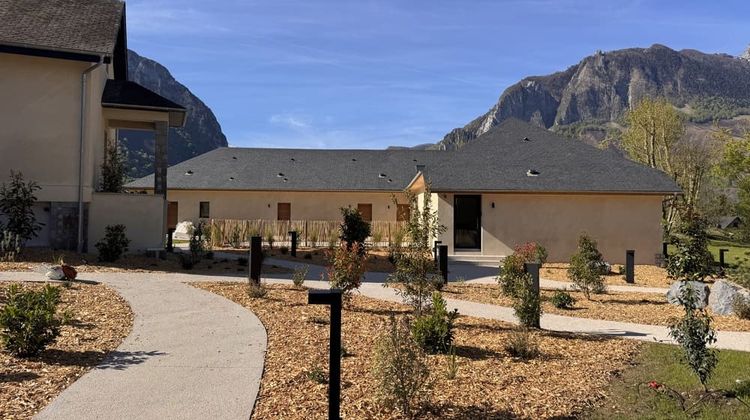 A Bedous, Le Bain Sauvage se compose de plusieurs bâtiments, alliant logement à l'année, pour les saisonniers et les touristes.