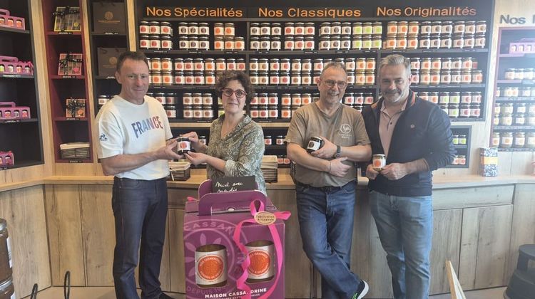 Benoît Prat et Marc Coumes, les anciens gérant de la confiturerie Maison Cassandrine, entourent Hélène et Laurent Chastain, les nouveaux gérants.
