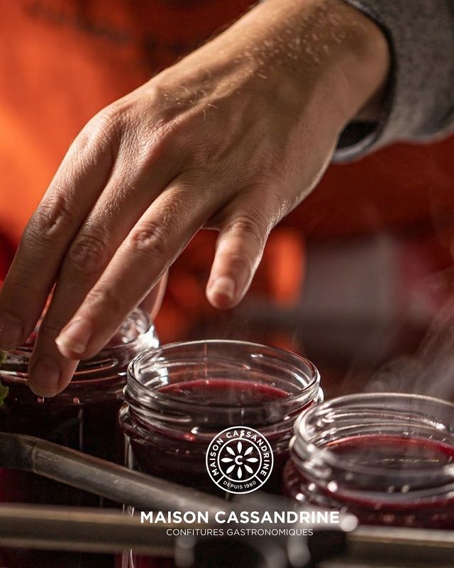 La Maison Cassandrine a été créé dans les années 1970 en Béarn et promeut un savoir-faire artisanal d'excellence.