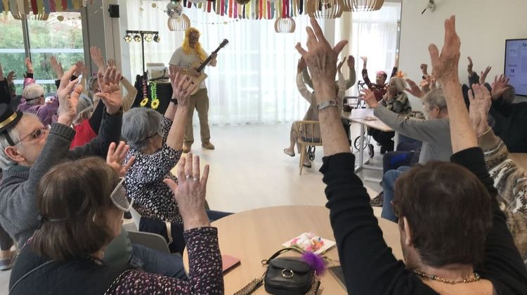 Des résidents d'Oh Activ à Billère, lors d'une activité.