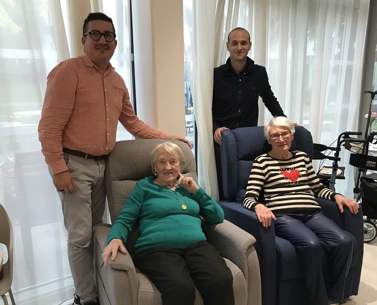 Vincent Boursié, le directeur de la résidence pour seniors autonomes Oh Activ, à Billère, aux côté des résidents.