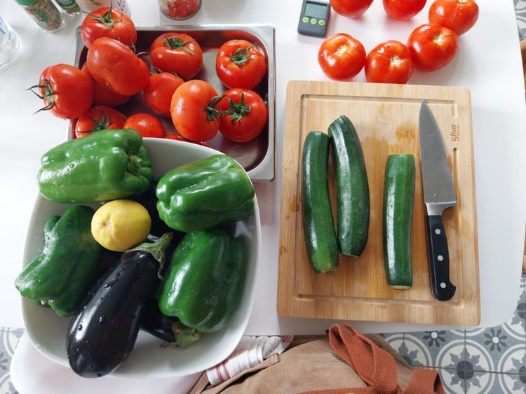 La cheffe à domicile Emilie Barrellon en pleine préparation d'un plat.