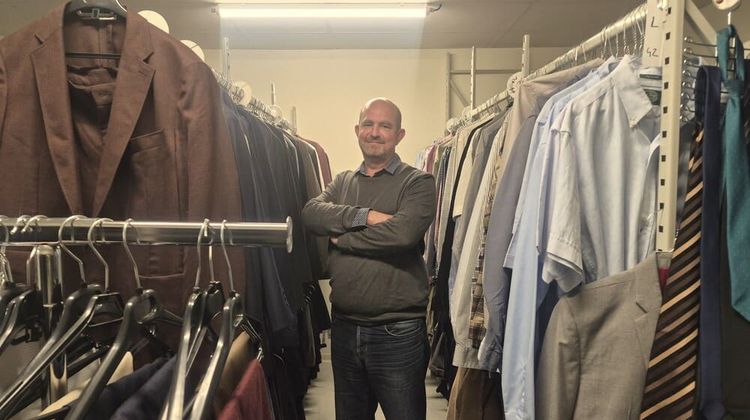 Julien Marque, le responsable de La Cravate Solidaire, dans le dressing de l'association.