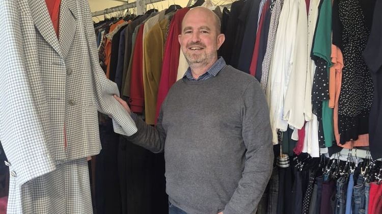 Julien Marque, le responsable de La Cravate Solidaire, dans le dressing de l'association.
