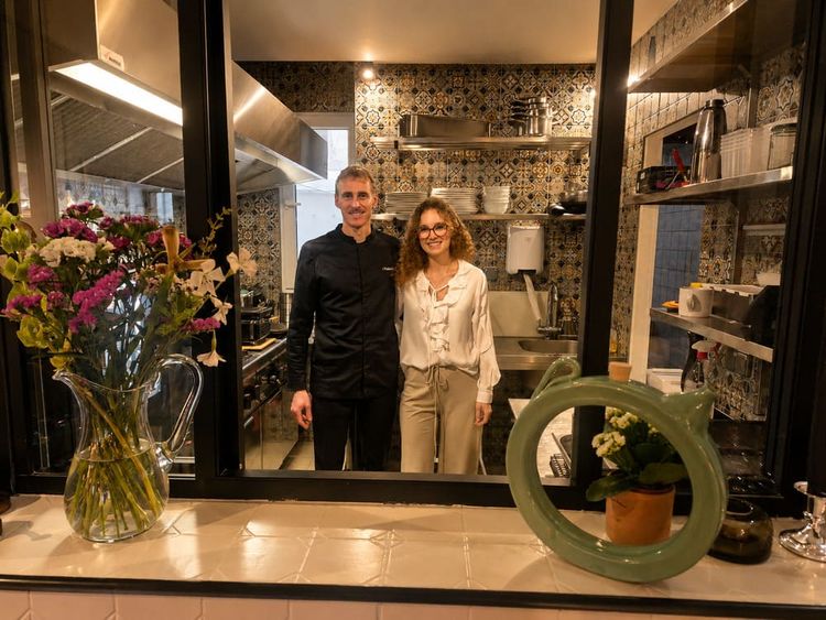 Pierre Hagnère et Valentine Saltet dans la cuisine de leur restaurant L'Aubalade à Pau.