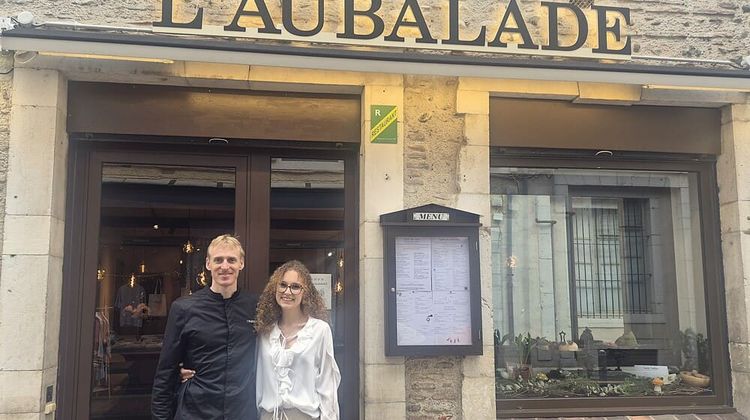 Pierre Hagnère et Valentine Saltet devant leur restaurant L'Aubalade à Pau.