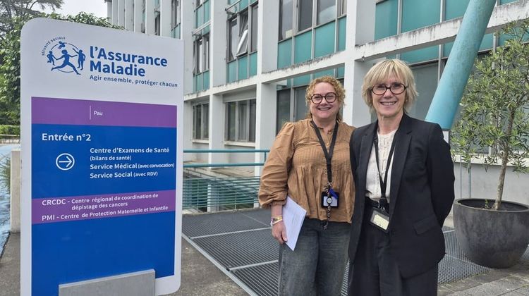Sandrine Cassou, responsable de la relation assuré, et Véronique Toulouse, directrice de la CPAM devant le site de Pau.