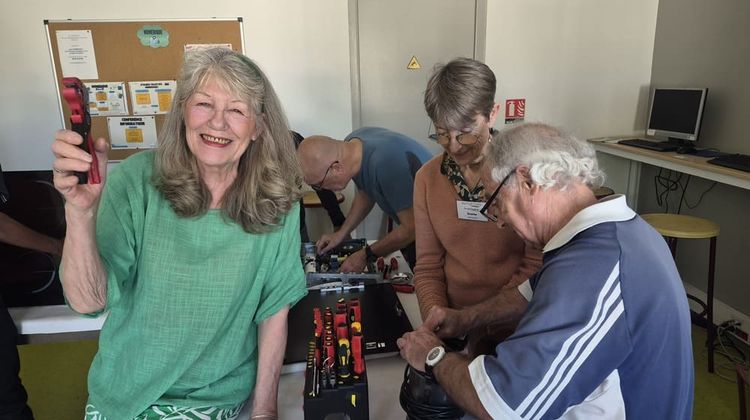 Les bénévoles du Repair Café de la Pépinière de Pau aident les propriétaires à réparer leurs objets.