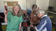 Les bénévoles du Repair Café de la Pépinière de Pau aident les propriétaires à réparer leurs objets.
