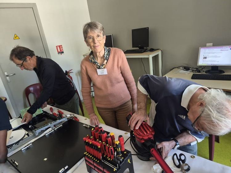 Les bénévoles du Repair Café de la Pépinière de Pau aident les propriétaires à réparer leurs objets.