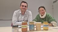 Pascale Louvat, ingénieure de recherche au CNRS rattachée à l’IPREM, et Jordan Furst, doctorant, ont collecté plus de 300 échantillons auprès d'associations et d'apiculteurs partenaires, pour les analyser dans le cadre du projet Isomiels.