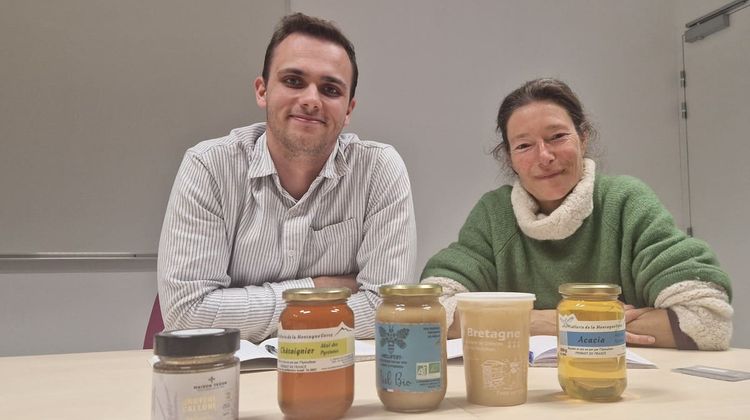 Pascale Louvat, ingénieure de recherche au CNRS rattachée à l’IPREM, et Jordan Furst, doctorant, ont collecté plus de 300 échantillons auprès d'associations et d'apiculteurs partenaires, pour les analyser dans le cadre du projet Isomiels.