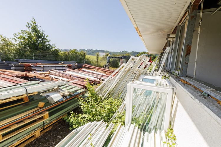 Le stock de matériaux à réemployer dans la construction proposé par l'association paloise IDRE.
