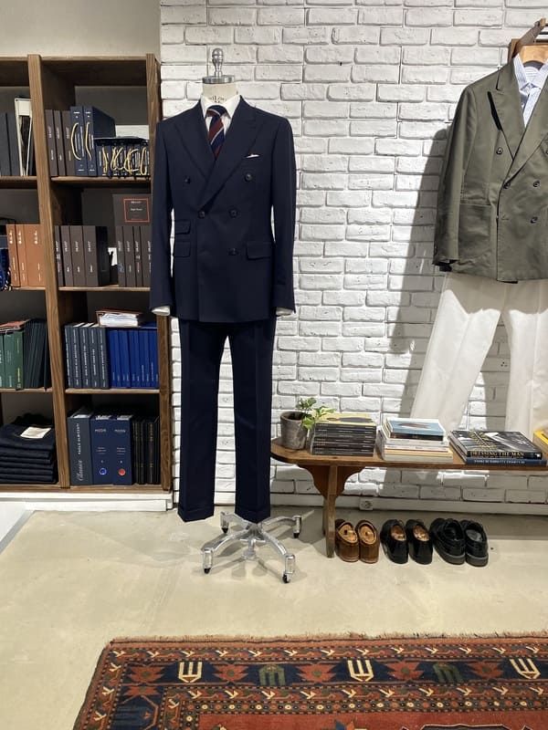 A Pau, Bedford Atelier propose une sélection de costumes intemporels et haut-de-gamme.