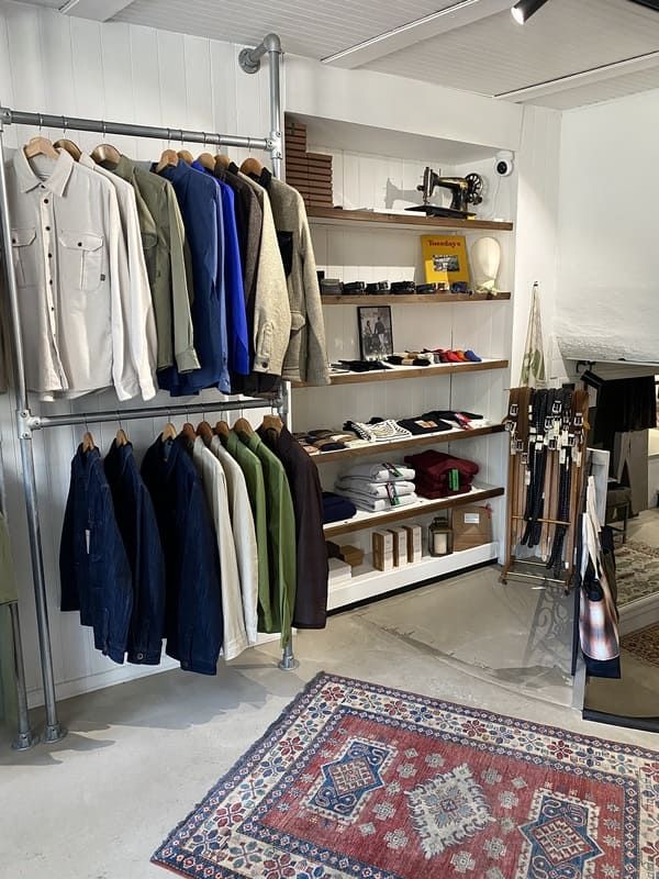 A Pau, Bedford Atelier propose une sélection de vêtements intemporels et haut-de-gamme pour consommer moins, mais mieux.