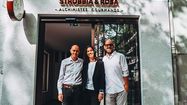 Claudio et Hélène Strobbia & Giammaria Rosa, les gérants du nouveau glacier artisanal à Pau, Strobbia & Rosa.