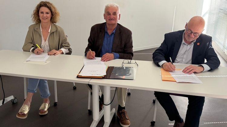 La présidente du Medef Béarn et Soule, le président du Mesa Béarn et Soule et le président de la Banque Alimentaire Béarn et Soule signe une convention de partenariat pour lutter contre la précarité alimentaire.