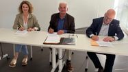 La présidente du Medef Béarn et Soule, le président du Mesa Béarn et Soule et le président de la Banque Alimentaire Béarn et Soule signe une convention de partenariat pour lutter contre la précarité alimentaire.