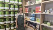 Alexandra Cayala, la gérante de deux boutiques de Palais des Thés, à Bayonne et Pau.