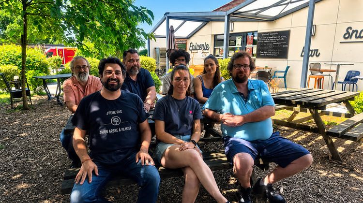 Une partie de l'équipe du Village Emmaüs Lescar Pau accompagne David Houssay, le nouveau directeur du site.