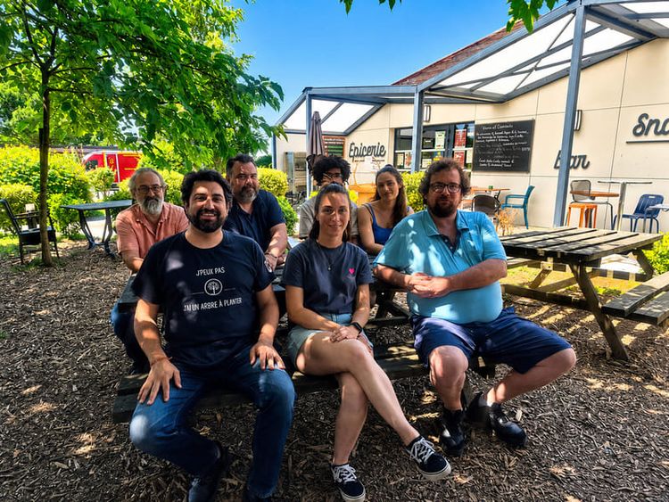 Une partie de l'équipe du Village Emmaüs Lescar Pau accompagne David Houssay, le nouveau directeur du site.