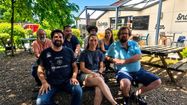 Une partie de l'équipe du Village Emmaüs Lescar Pau accompagne David Houssay, le nouveau directeur du site.