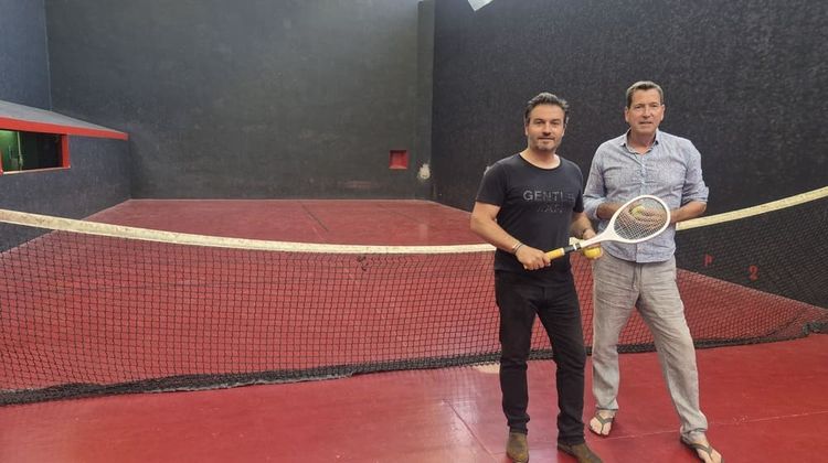 Michel Brunoro, champion du monde de jeu de paume, et Stéphane Hochart, président du Jeu de Paume de Navarre, sur le court de Pau, construit en 1887.