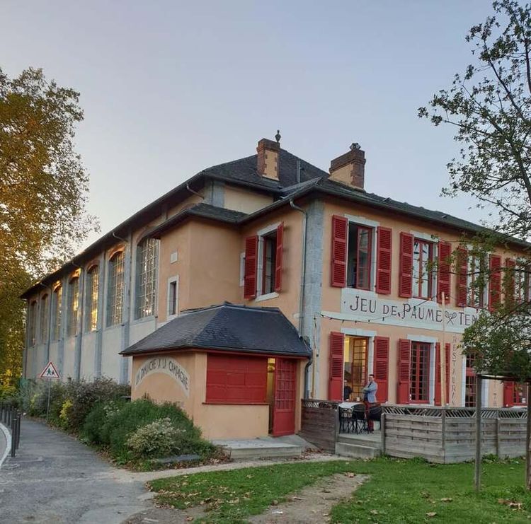Le bâtiment qui abrite le court du jeu de paume, à Pau.