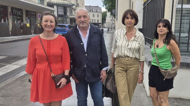 Les membres de Pau Commerces et du Cluster Tourisme Béarn, dans les rues du centre-ville de Pau.