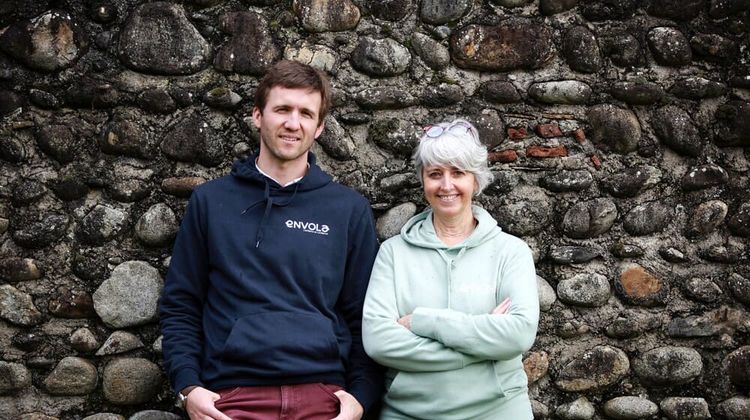 Nicholas Church et Karin Lahittète, les co-fondateurs de la start-up Envola, qui facilite la relation entre les parents-employeurs et les assistantes maternelles.