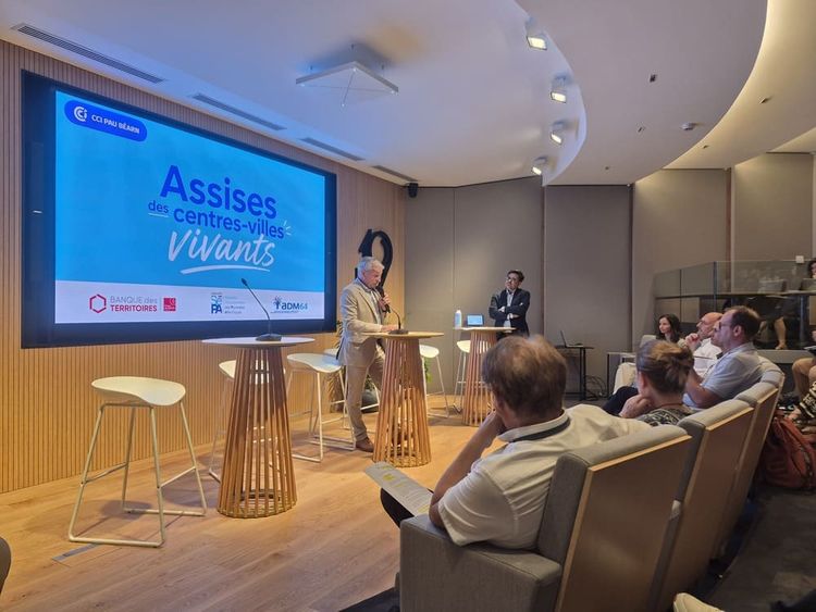 Didier Laporte, le président de la CCI Pau Béarn, inaugure la première édition des "Assises des centres-villes vivants", dans les locaux de la CCI Pau Béarn.