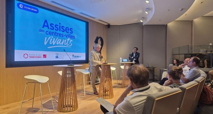 Didier Laporte, le président de la CCI Pau Béarn, inaugure la première édition des "Assises des centres-villes vivants", dans les locaux de la CCI Pau Béarn.