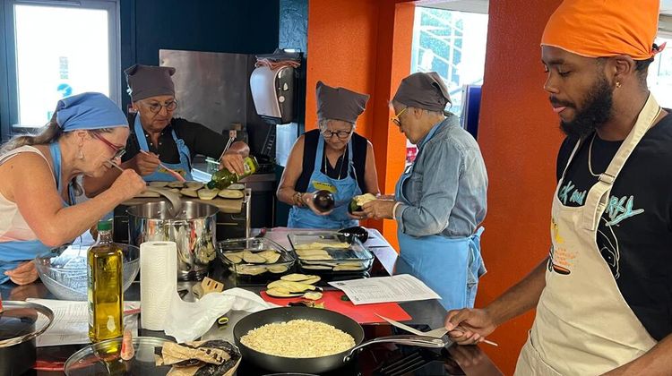 Plusieurs participants des rendez-vous culinaires de l'association Pau'Potes & Compagnies.