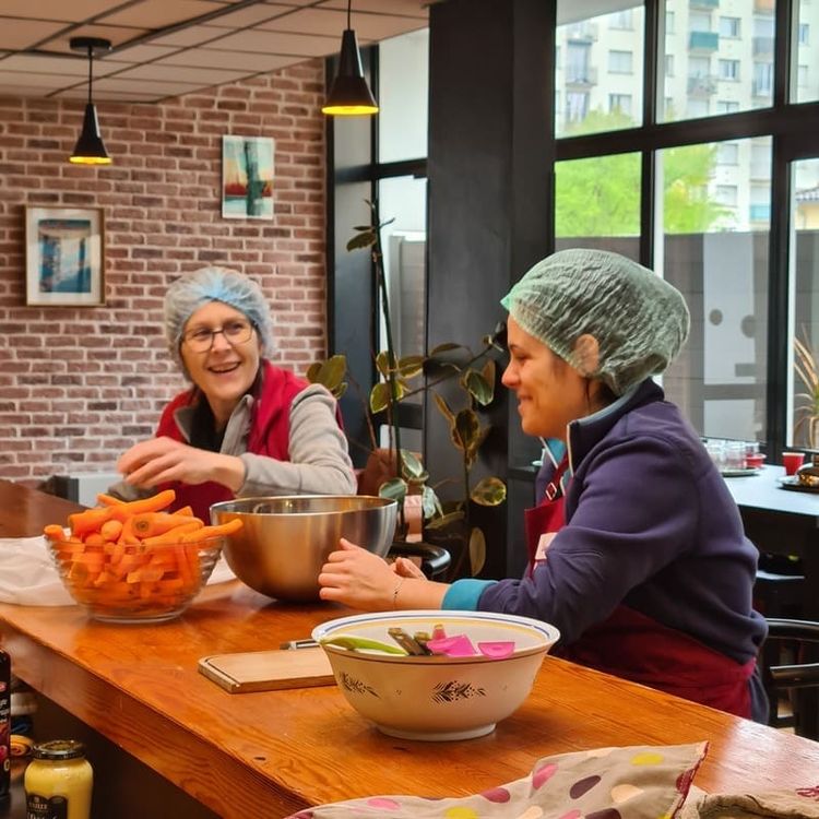 Plusieurs participants des rendez-vous culinaires de l'association Pau'Potes & Compagnies.